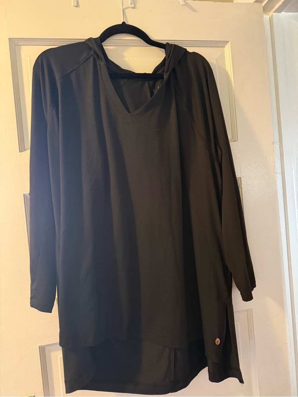LIVI by Lane Bryant Black V-Neck Hooded Tunic Lightweight Sweatshirt